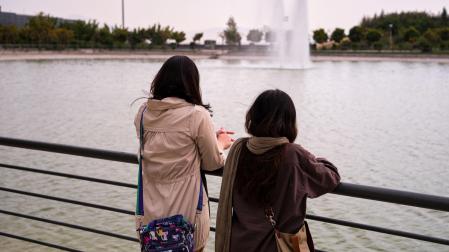 Dos mujeres no llevan el velo islámico en un parque de Teherán. La desobediencia civil de las iraníes va en aumento y cada día se ven más mujeres por las calles de Irán sin el obligatorio velo islámico