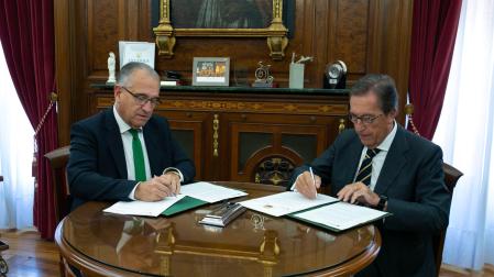 El alcalde de Pamplona, Enrique Maya, y el director general de la Fundación laCaixa, Antoni Vila Bertrán, en el momento de la firma