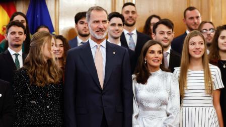Los reyes Felipe y Letizia, acompañados de la princesa Leonor y la infanta Sofía, reciben en audiencia a los galardonados con los Premios Princesa de Asturias