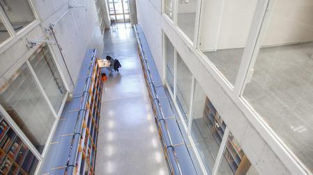 Una estudiante, en la Biblioteca de la UPNA del Campus de Arrosadia, en Pamplona