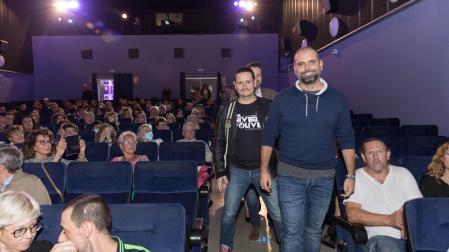 Alexis Morante y José Alba, con el alcalde Alejandro Toquero detrás, entran en el cine Moncayo para presentar su película