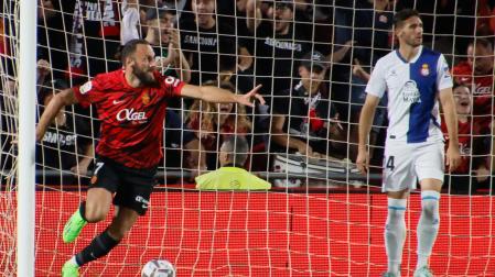 El delantero kosovar del Mallorca Vedat Muriqi (i) celebra su gol, primero del equipo ante el RCD Espanyol