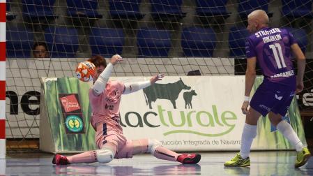 El portero Oihan Sánchez, que debutó ayer en la Primera División tras la expulsión de Asier, en un mano a mano con Miguelín