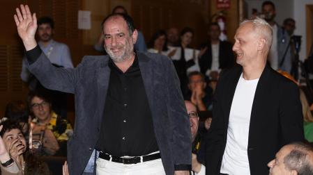 Los actores Karra Elejalde (izda.) e Ivan Barnev (dcha.), tras conocer la concesión del premio al Mejor Actor, ex aequo