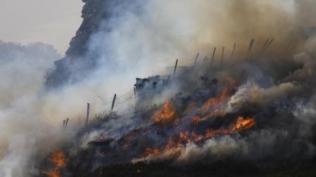 Vista del incendio forestal declarado este viernes en la localidad cántabra de Barcena de Pie de Concha