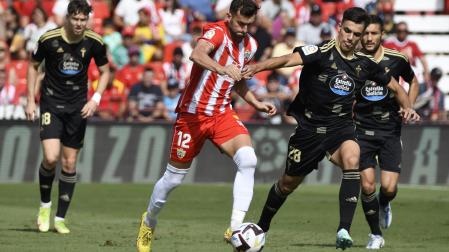 El centrocampista brasileño del Almería Leo Baptistao con el balón ante el centrocampista del Celta de Vigo Gabriel Veiga (d)