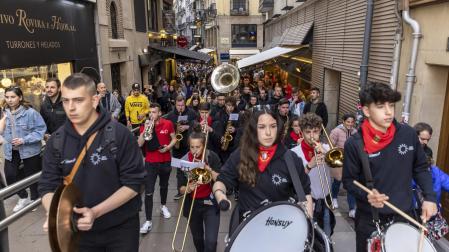 Una charanga anima el Casco Antiguo de Pamplona, el pasado 5 de mayo, quinto peldaño de la escalera de San Fermín