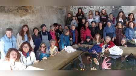 Mujeres participantes en el proyecto posaron en el lavadero de Salinas de Oro juntas tras la presentación pública del itinerario