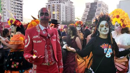 El cónsul general de México en Miami, Jonathan Chait, caracterizado para celebrar el Día de Muertos