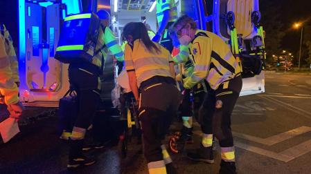 Varios sanitarios trasladan a uno de los heridos por arma blanca en Madrid