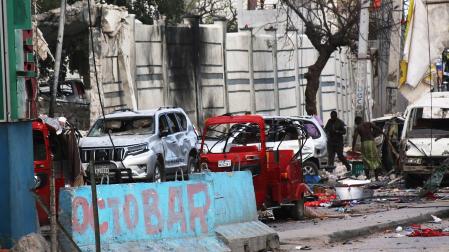 Vista general con los efectos de la explosión en Mogadiscio