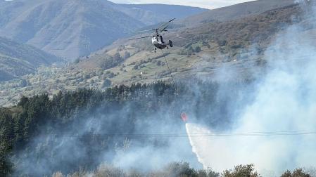 Un helicóptero trata de apagar el incendio forestal en Arenas de Iguña
EUROPA PRESS
29/10/2022