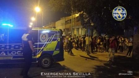 La policía, durante el desalojo por motivos de seguridad una fiesta de Halloween en una sala en Sevilla