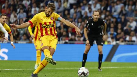 Stuani lanza el penalti que ha supuesto el 1-1