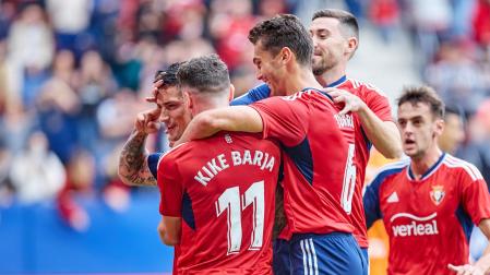 Kike Barja, Lucas Torró y Moi Gómez abrazan al Chimy Ávila, autor del 1-0 de penalti