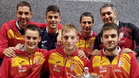 La selección de mano frontón al completo posa con el trofeo de campeones absolutos del Mundial
