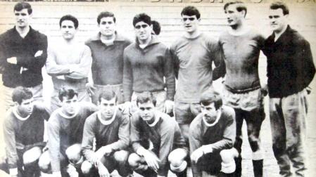 Los navarros Jesús Glaría e Ignacio Zoco, quinto y sexto de la fila de arriba, en un partido
