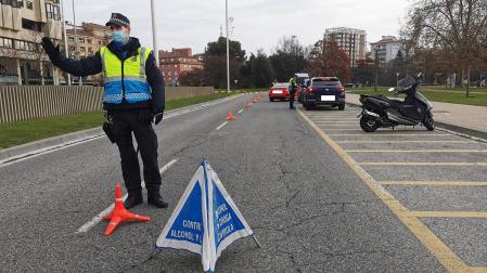 Control de alcoholemia de la Policía Municipal en la calle Yanguas y miranda