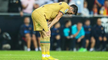 Robert Lewandowski, exhausto al finalizar el choque liguero contra el Valencia en Mestalla