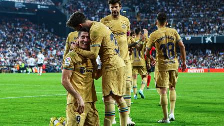 Gavi abraza a Robert Lewandowski en presencia de Piqué tras el tanto del polaco en Mestalla