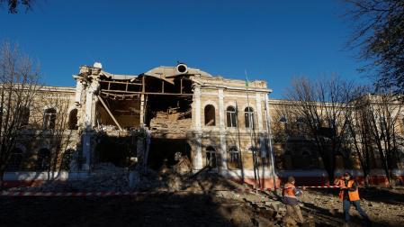 Varios edificios dañados tras los bombardeos rusos en la ciudad ucraniana de Mykolaiv