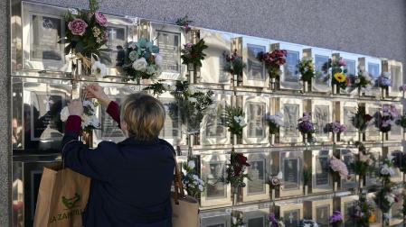 Fotos del día de Todos los Santos en el cementerio de Pamplona.
