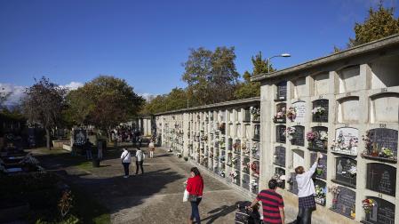 Fotos del día de Todos los Santos en el cementerio de Pamplona.