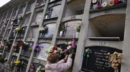 Fotos del día de Todos los Santos en el cementerio de Pamplona.