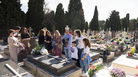 Una familia rodea la sepultura de uno de sus seres queridos durante la mañana de este martes de Todos los Santos en el cementerio de Tudela.