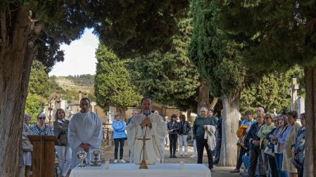 Un momento de la misa oficiada ayer en el cementerio por el párroco de San Miguel Javier Resano