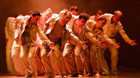Un momento de la actuacioón de Scapino Ballet Rotterdam representando 'Casablanca'