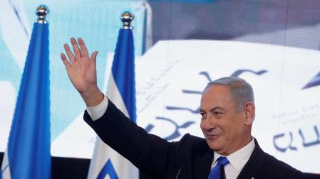 Benjamin Netanyahu saluda a sus partidarios, este domingo en Israel