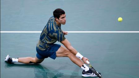 El tenista español Carlos Alcaraz durante su primer partido en el torneo de París-Bercy