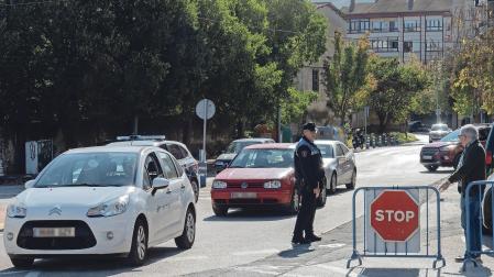Policía Municipal estuvo controlando ayer el tráfico en la calle Arieta que, desde ayer, será unidireccional de forma provisional