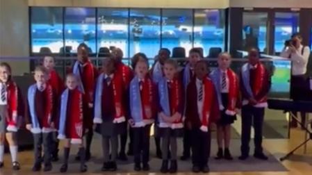 Los niños del Manchester City, interpretando el himno del Sevilla