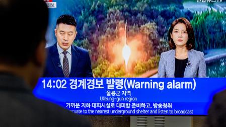 Un coreanos ven las noticias sobre el lanzamiento de los misiles en Seúl