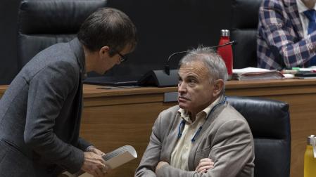 Jabi Arakama (Geroa Bai) y Pedro González (Navarra Suma), este jueves en el Parlamento foral