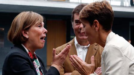 La socialista María Chivite habla con Uxue Barkos, con el secretario general de Podemos, Eduardo Santos, de testigo