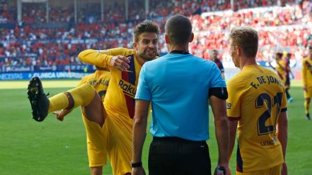 Gerard Piqué protesta una jugada en El Sadar
