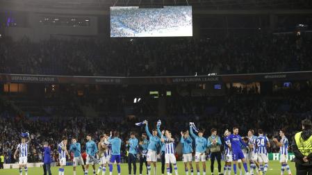 Los jugadores de la Real Sociedad celebran el primer puesto del grupo con la afición