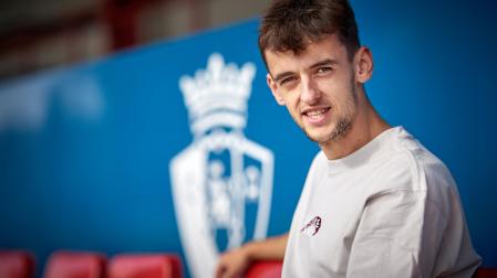 Aimar Oroz, sentado en la grada de Tajonar después de la sesión de ayer y antes de la entrevista