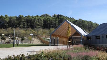 El pasado mes de agosto, en parte de la parcela ocupada por el albergue canino, quedaba inaugurada la nueva escuela infantil municipal de Lezkairu