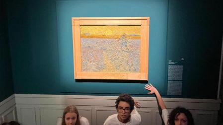 Activistas climáticos frente a la obra 'El Sembrador' de Vincent Van Gogh, sobre la que han arrojado sopa de verdura