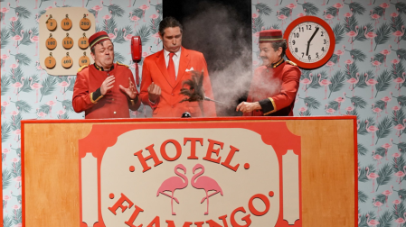 Clowinc llega estar tarde a Sangüesa con 'Hotel Flamingo', una obra de teatro gestual y de humor.