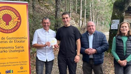 Beñat Ormaetxea, Ibai Etxeberria, Iñaki Idoate y Teresa  González-Camino Meade, ayer en la entrega de la Paleta de Oro del certamen de Etxalar.