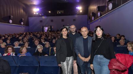 A: BLANCA ALDANONDO
F: 04/11/2022
P: DE IZDA. A DCHA.; MERCHE AÑON MONTON (CONCEJALA), JULIO MAZARICO SORIA (PRESIDENTE CINECLUB MUSKARIA), LUIS ALEGRE SAZ (COMISARIO FESTIVAL) Y LA DIRECTORA DE LA PELICULA, ALAUDA RUIZ DE AZUA
L: TUDELA
T: PRESENTACION DE LA PELICULA "CINCO LOBITOS" DE ALAUDA RUIZ DE AZUA. 22 EDICION DEL FESTIVAL DE CINE OPERA PRIMA