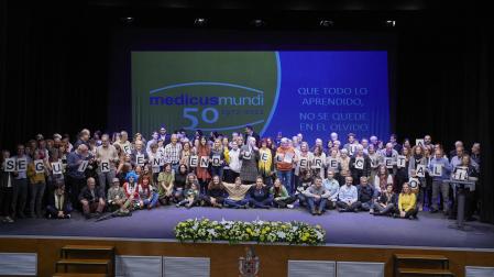 ACTO INSTITUCIONAL Y ACTO SOCIAL DE CONMEMORACIÓN. Medicus Mundi tuvo ayer conmemoración de su aniversario por partida doble. Por la mañana fueron los protagonistas de un recibimiento en el Parlamento de Navarra, mientras que por la tarde fue la Casa de Cultura de Burlada, localidad en la que la ONGD tiene la sede, la que acogió un acto de carácter más social.  En la imagen, foto de familia al término del acto en Burlada