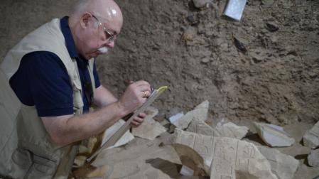 Francisco J. Martín, egiptólogo español y director de la Fundación del Instituto de Estudios del Antiguo Egipto, en una excavación en Lúxor