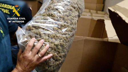 Cogollos de marihuana envasados para su venta

GUARDIA CIVIL

05/11/2022 Marihuana envasada
