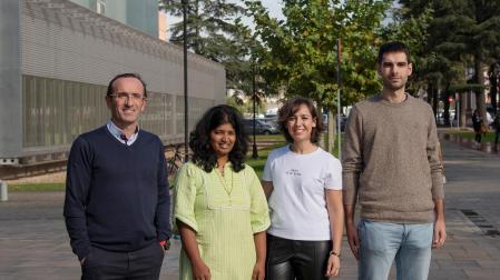 Iñaki García de Gurtubay (HUN), Mahima Kallingal (UPNA), Cristina Mariscal (HUN) y Adrián Eciolaza (UPNA) miembros del grupo de investigación que han desarrollado la técnica para registrar en vivo la actividad e inervación muscular